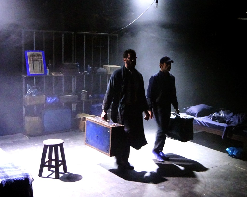 Puesta en escena de la obra Emigrantes.