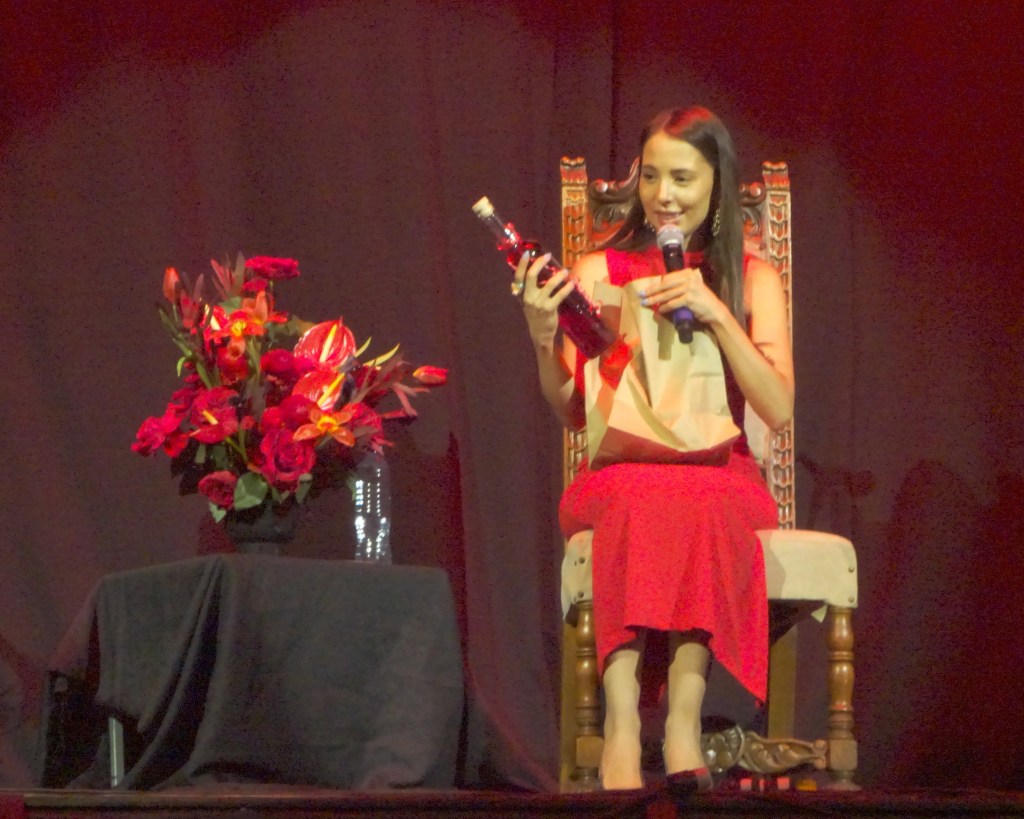 Majo Aguilar captada aceptando un presente de parte de uno de sus fans.