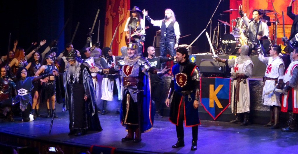 Sala llena con Los Caballeros del Rey Arturo en Busca del Santo&nbsp;Grial