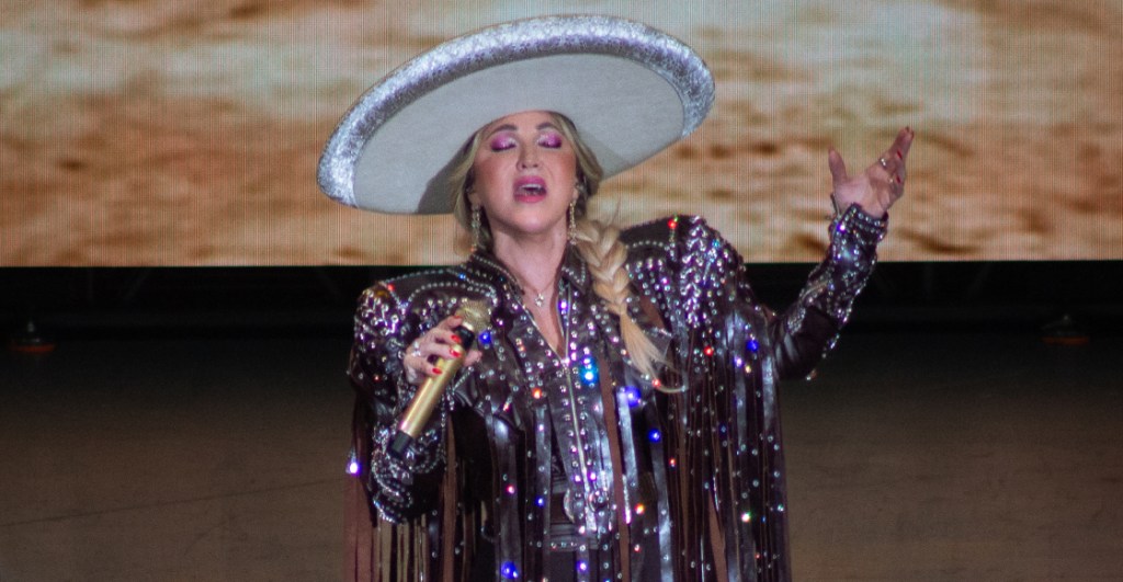 Alicia Villarreal celebró más de 30 años de carrera artística en el Auditorio Nacional junto a invitados de&nbsp;lujo